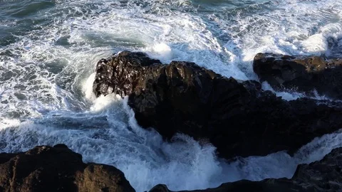 Tidal bore. Waves beat on the rocks 스톡 동영상 95969610