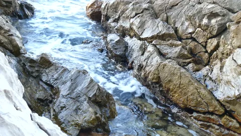 Tide coming in over the rocks Video stock 148791010