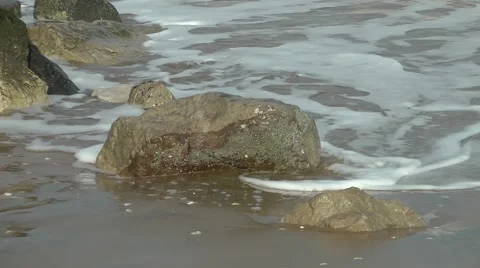 Tide ebb and flow against rock Stock Footage 47072086