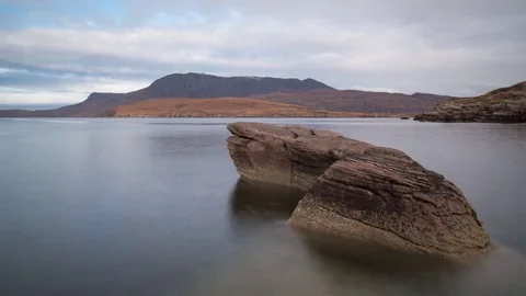 Tide going out on coast Stockbeeldmateriaal 70619705