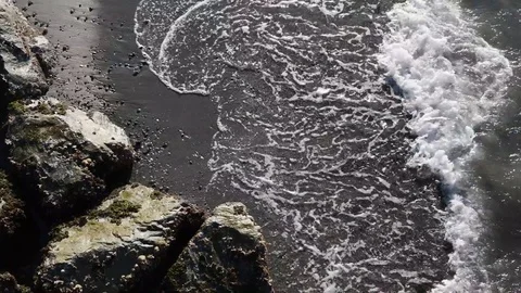 Tide hitting rocks Vídeos de archivo 87773582