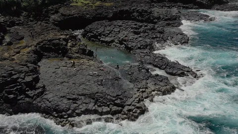 Tide pool set in a lava shelf on Kauai north shore Vídeo Stock 96046687