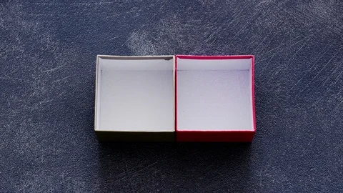 Tidying up concept, hand placing Keep and Declutter labels in storage boxes n Vídeos de archivo 120158287