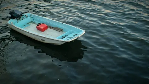 A Tied Empty Single Motor Boat Bobbing 库存影片 72933270