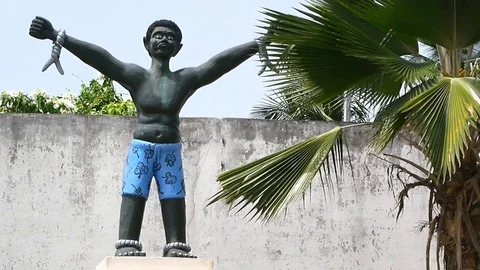 Tied slave statue , Ouidah Stock Footage 81108097