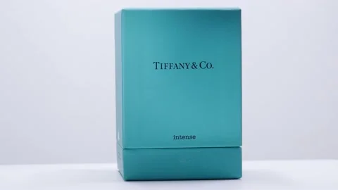 Tiffany internce Box with Perfume bottle rotation in studio Vídeo Stock 171534432