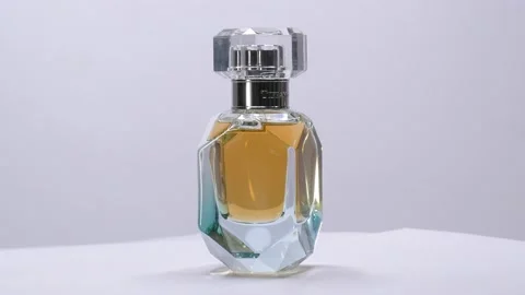 Tiffany internce Perfume bottle rotation in studio Stockbeeldmateriaal 171634150