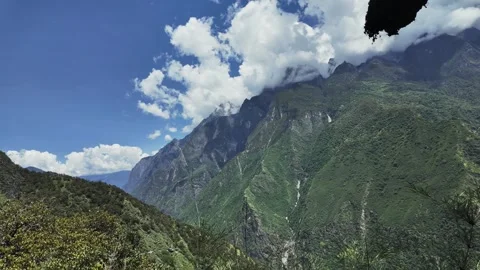 Tiger Leaping Gorge Mountain Landscape With Clouds And Blue Sky Vidéo 334587869
