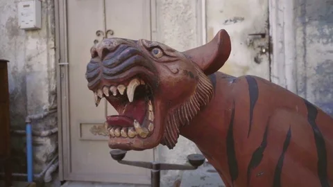 Tiger statue at flea market Video stock 81207932