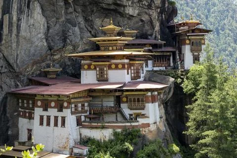 Tiger's nest monastery built into sheer cliff face Stock-Fotos
