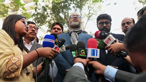 Tight Media Scrum Gathers Around BNP Political Representatives Dhaka Outdoor Stockbeeldmateriaal 339080202