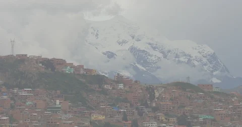 Tight shot of the clouds covering part of Illimani mountain behind La Paz Vidéo 87730008