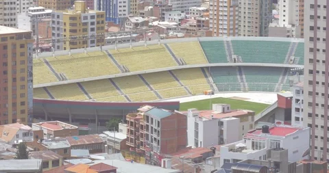 Tight shot of the Hernando Siles stadium sandwiched in between buildings Vidéo 87725711