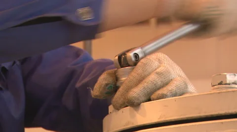 Tightening bolt 스톡 동영상 42379200