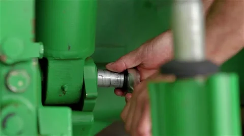 Tightening the screw Vídeo Stock 60918197