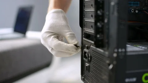 Tightening screw on PC personal computer case by technician meintenance stuff 库存影片 91225560