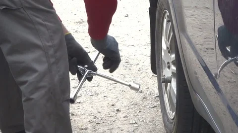 Tightening the wheel nuts on the tire rack 動画素材 104562553
