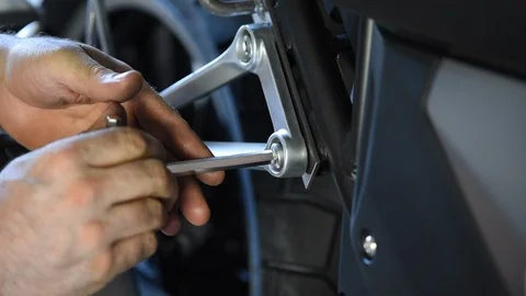 Tightenscrews Video stock 113290299