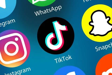 TikTok Tik Tok Logo soziale Medien Icon soziales Netzwerk im Internet Hint... Stock Photos
