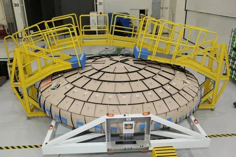 Tile blocks have been prefitted around the heat shield for the Orion crew ... Foto stock