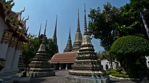 Tiled pagodas in Wat Pho temple, Bangkok Vidéo 65390775