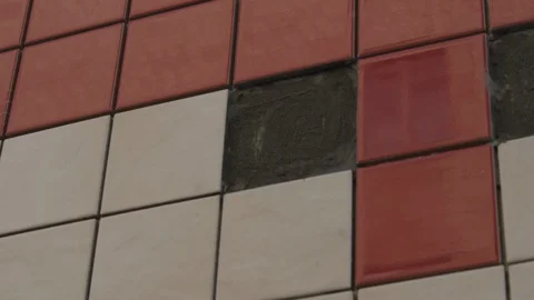 The tiler lays the tiles Vidéo 112122571
