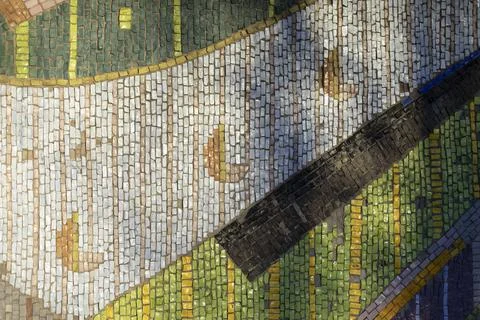 Tiles on wall. Mosaic tile. Pattern of shards of colored stone. Foto stock