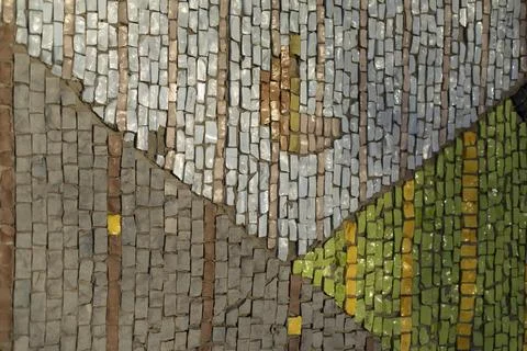Tiles on wall. Mosaic tile. Pattern of shards of colored stone. Foto stock