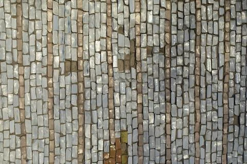 Tiles on wall. Mosaic tile. Pattern of shards of colored stone. Foto stock