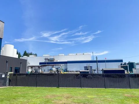 Tillamook Large industrial dairy processing facility under a bright blue sk.. Foto stock