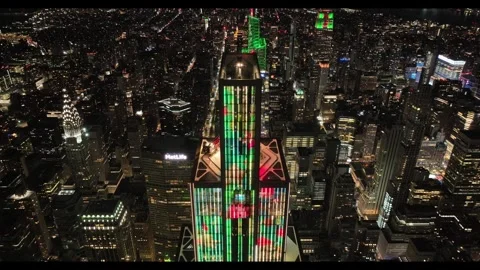 Tilt Up And Pull Back Over Park Avenue From Lit JPMorgan Chase Tower Vídeo Stock 342649830