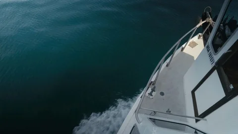 Tilt up of boat sailing through open waters Vídeos de archivo 107915521