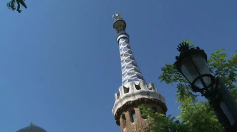 Tilt from building at the entrance at Park Güell Stock Footage
