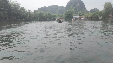 Tilt up camera from boat to show river and mountains ahead 库存影片 290076887