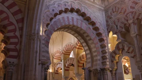 Tilt up clip of the iconic arches inside the mosque-cathedral of cordoba Vidéo 248675754