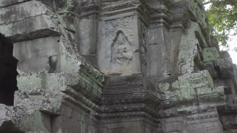 Tilt up day ta phrom stone temple wall carvings Vidéo 227264760