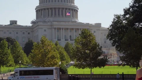 Tilt of DC Capitol Building, blue skies, American flag, 4K Vídeos de archivo 71356975