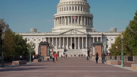 Tilt of DC Capitol Building with walking tourists in front, 4K Vídeos de archivo 71356952