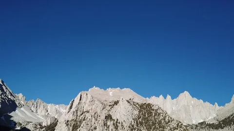 Tilt Down Aerial View on Mount Whitney Summit Under Clear Summer Sky, Vídeo Stock 123122197