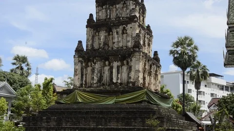Tilt down ancient pagoda Chamadhevi Northern Thailand temple. Stock-Footage 79747986