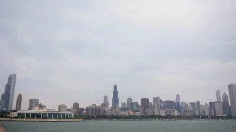 Tilt down to Chicago skyline on cloudy day at dusk Lake michigan Vidéo 53250892