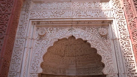 Tilt down close up of carved white marble mihrab at Iltutmish tomb in New Delhi Stock Footage 342269591