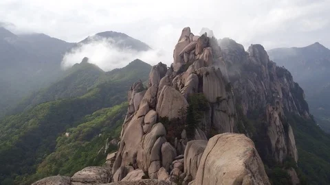 Tilt down from clouds to dramatic mountain ridge 库存影片 75549329