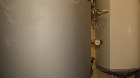 Tilt down of heat pump in small household room Vidéo 125672460