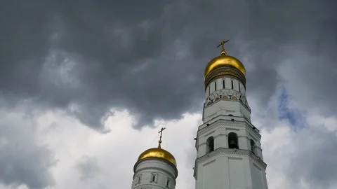 Tilt down Ivan the Great Bell Tower cathedral Moscow Kremlin with dark clouds Video stock 99257678