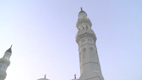Tilt down from minarets to Quba Mosque facade, Medina, Saudi Arabia Stock Footage 86760235