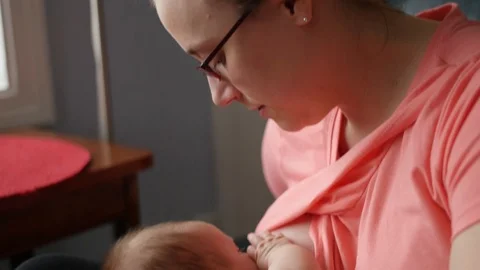 Tilt Down from Mom to Baby While Nursing Vídeo Stock 89452811