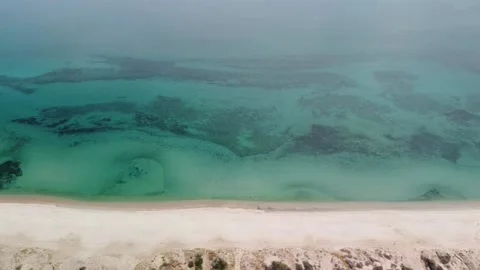  tilt down paradise beach Vídeos de archivo 133095840