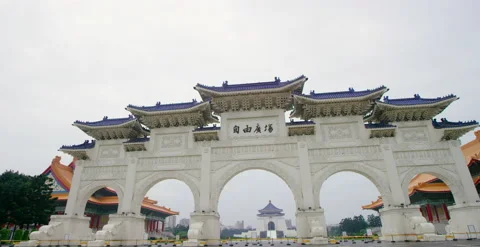 Tilt down reveal Gate of Integrity, Liberty Square Main Gate, Taipei, Taiwan 스톡 동영상 202252358