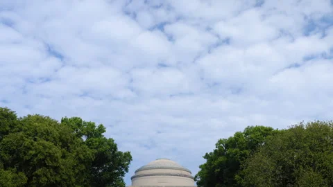 Tilt down revealing MIT Great Dome and Killian Court lawn on Massachusetts Vídeo Stock 331676255